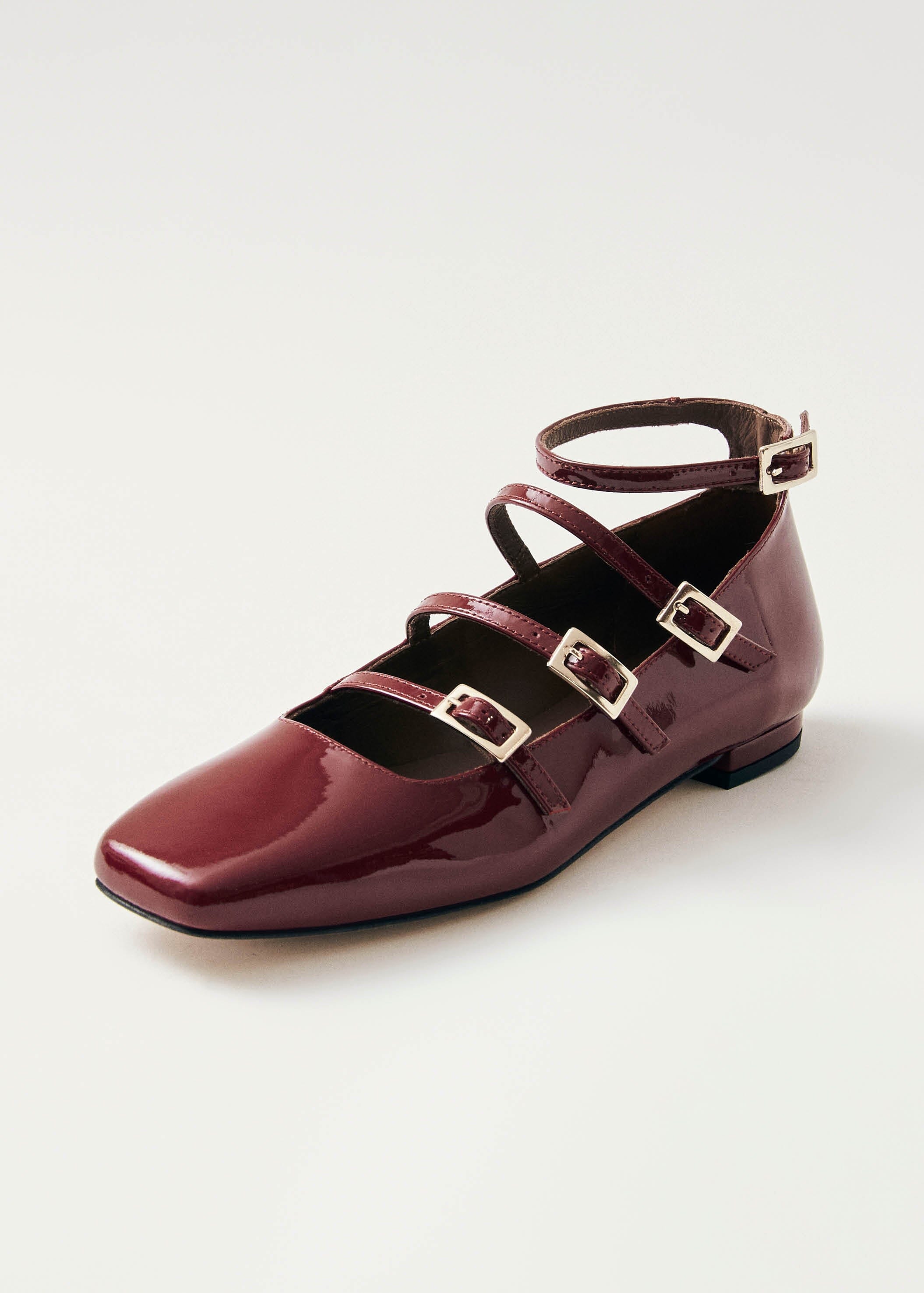 Elegant ballerinas with multiple straps and buckle details for chic comfort