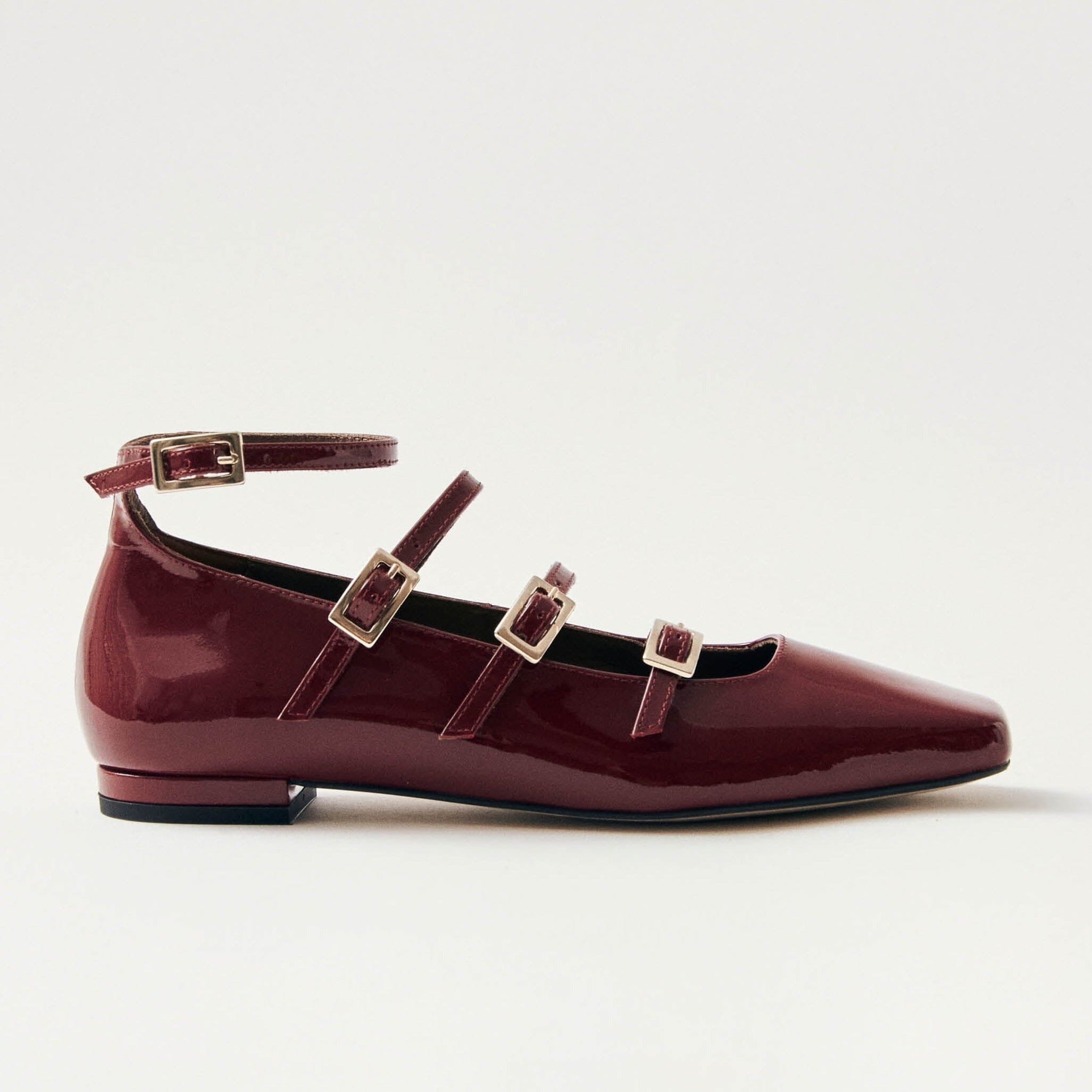 Elegant ballerinas with multiple straps and buckle details for chic comfort