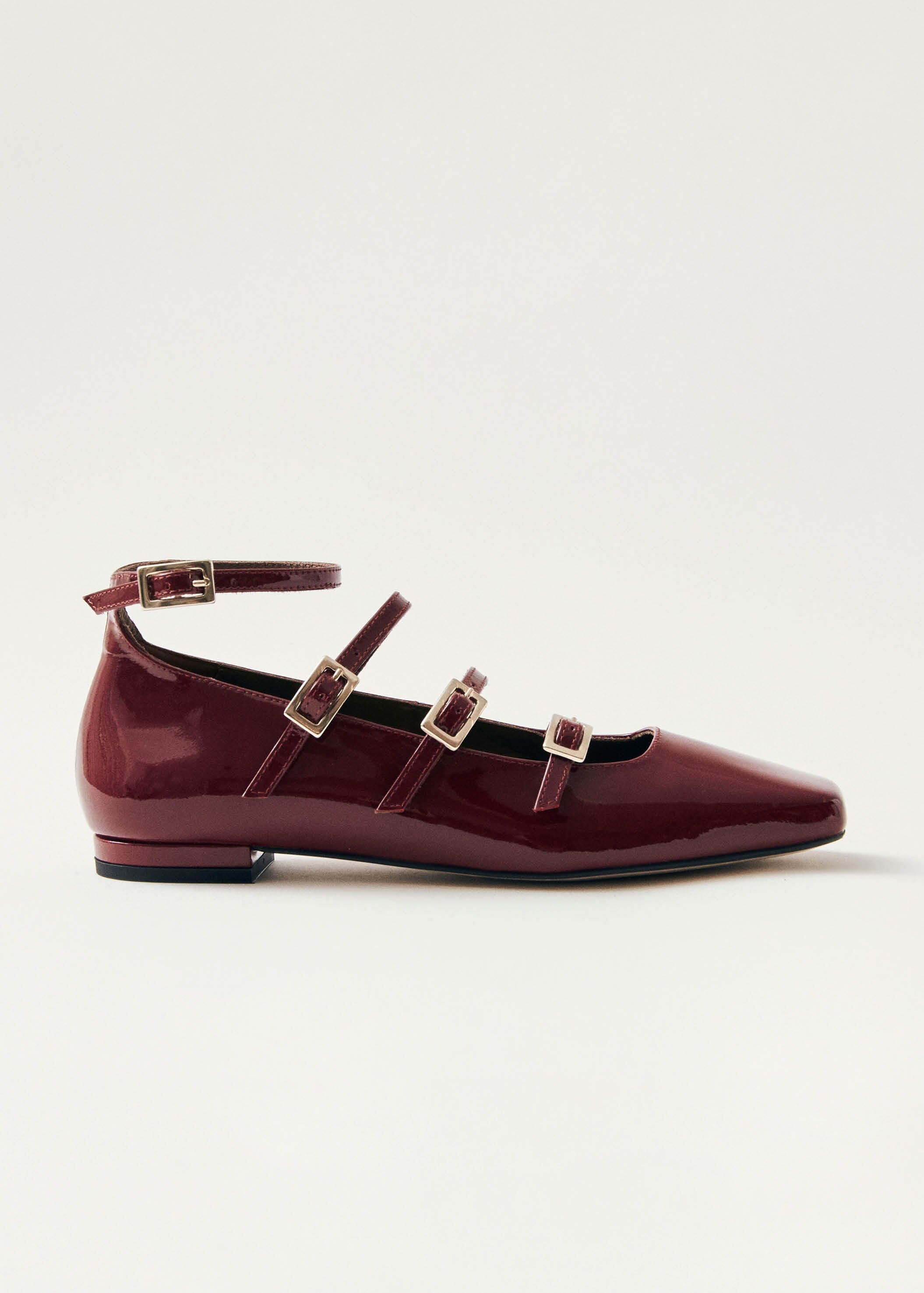 Elegant ballerinas with multiple straps and buckle details for chic comfort