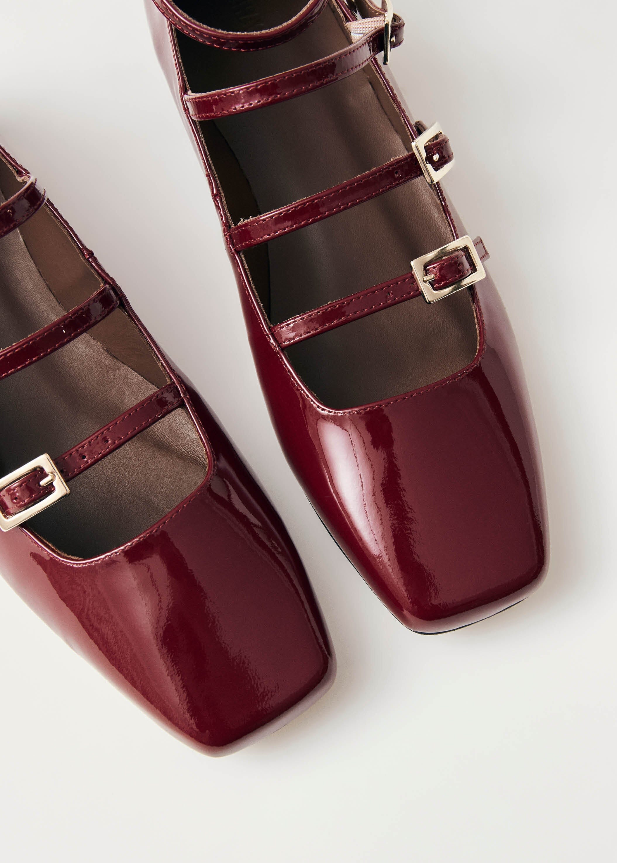 Elegant ballerinas with multiple straps and buckle details for chic comfort