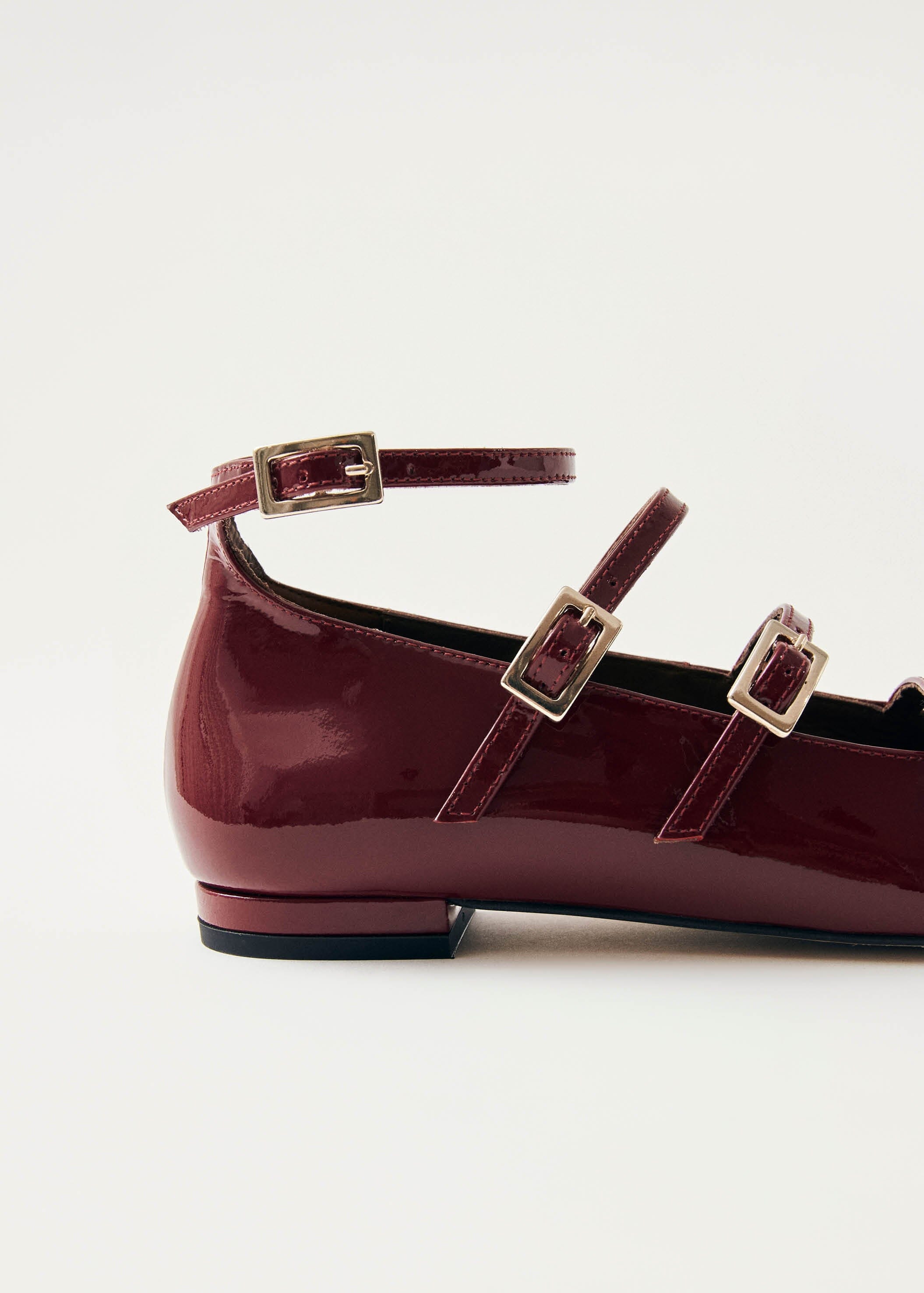 Elegant ballerinas with multiple straps and buckle details for chic comfort
